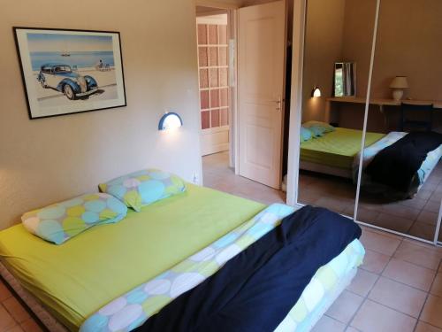 利和米克斯Landes OCEANES - Chambres privées dans villa avec jardin的一间卧室配有两张床和镜子