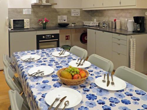 奥达Bakkegata - Blue House Dormitory的一张桌子,上面放有盘子和一碗水果