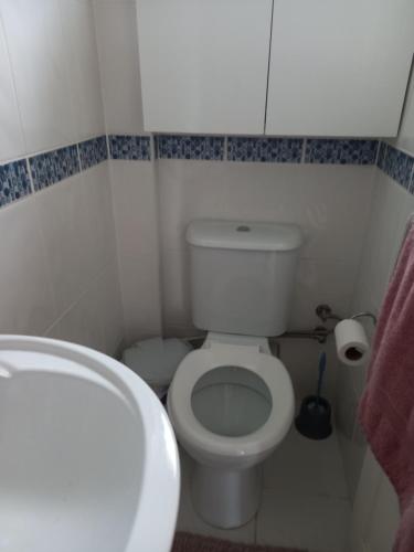 KazaphaniCosy & Magical 2 bedroom Holiday Place in Çatalköy, Kyrenia的一间带卫生间和水槽的小浴室
