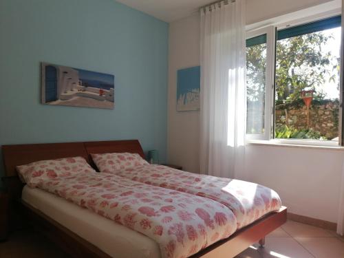 巴多利诺LA CASA DI MARZIA的一间卧室设有一张床和一个窗口