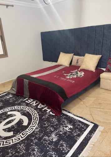 亚历山大الاسكندرية的一张床上,床上有毯子和地毯