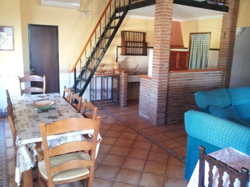 丰特-德彼德拉Casa Rural La Rosa de los Vientos的厨房以及带桌椅的用餐室。