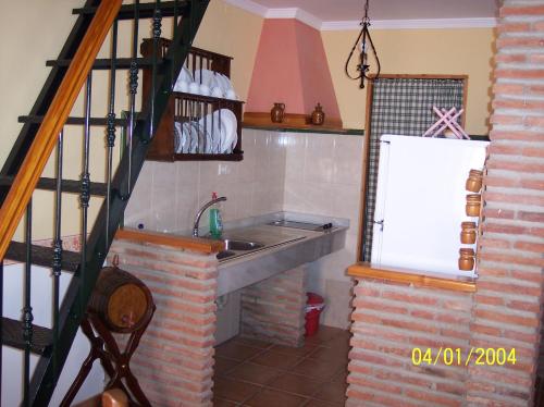 丰特-德彼德拉Casa Rural La Rosa de los Vientos的厨房配有水槽和冰箱