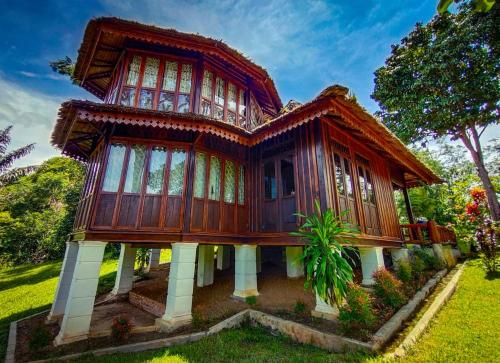 武吉拉旺Orangutan Bungalow的院子中间的木屋
