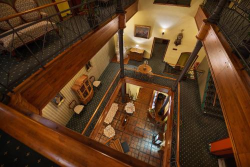 捷克利帕City Hotel Morris的客厅设有楼梯,享有高空的景色