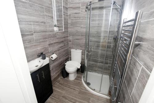 伦敦Must stay 3 Bedroom house near Greenwich and Blackheath- Ideal for families and contractors的浴室配有卫生间、盥洗盆和淋浴。