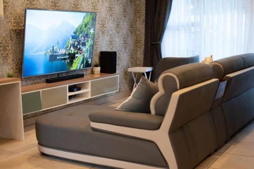 比勒陀利亚Park Central Apartment的带沙发和电视的客厅