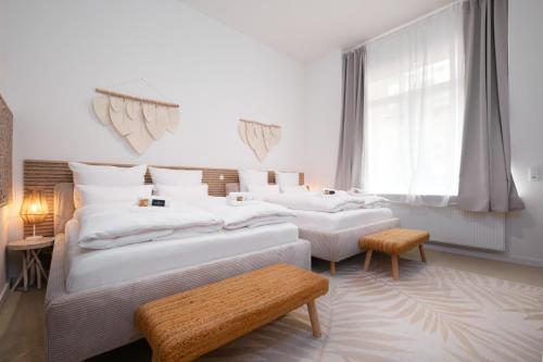 科隆Park Avenue Apartments - Dom mit Stil - Küche - Parkplatz - WLAN - 65 Zoll TV - NETFLIX的一间卧室设有两张床和窗户。