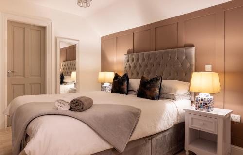 MagheraSperrin View Suite - Luxury space with Budget Friendly pricing的一间卧室配有一张大床,里面放着两只猫