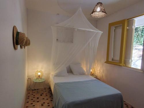 拉特里尼泰Villa Sunshine的一间卧室配有一张带蚊帐的床。