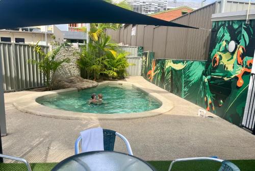 楠伯南博高地汽车旅馆的游泳池里的两个人