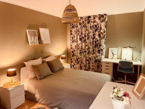 卢森堡Guest House的一间卧室配有一张床、一张书桌和一张书桌