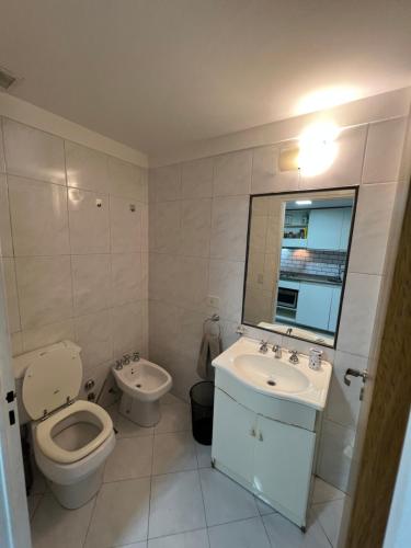 布宜诺斯艾利斯Apartment in Downtown Buenos Aires的白色的浴室设有卫生间和水槽。