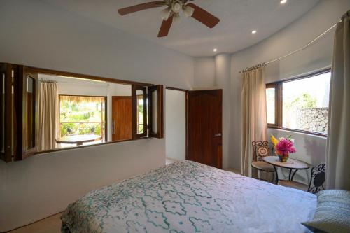 Higuera BlancaLitibu Suites Beach House的一间卧室配有一张床和一面大镜子