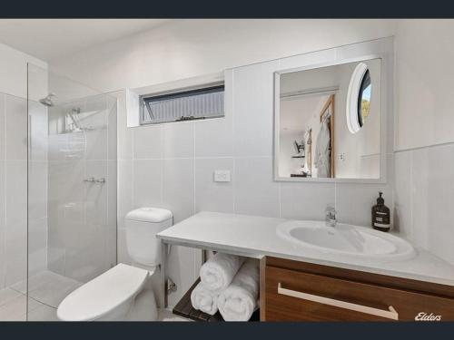 斯特拉恩Salt Box Hideaway的白色的浴室设有水槽和卫生间。