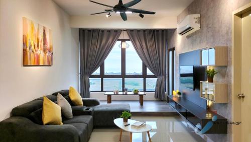 马六甲Bali Residence Seaview I 2BR I 8-10pax I Waterpark I JonkerSt的带沙发和大窗户的客厅