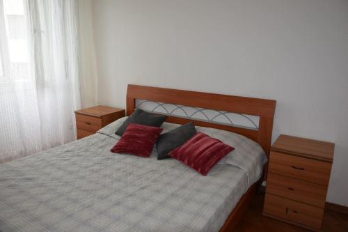 科莫Frugol nest的一间卧室配有一张带两个红色枕头的床
