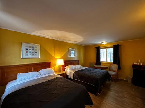 大西洋城Skyline Inn的酒店客房设有两张床和窗户。