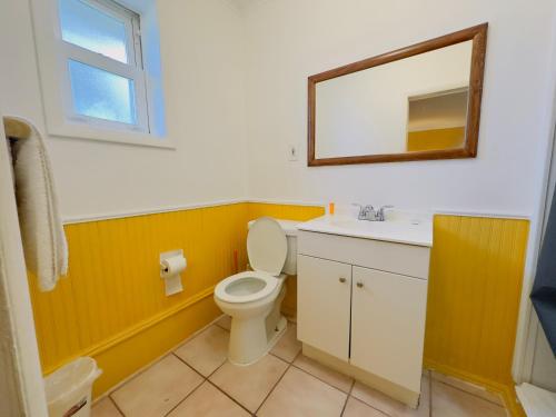 大西洋城Skyline Inn的一间带卫生间、水槽和镜子的浴室