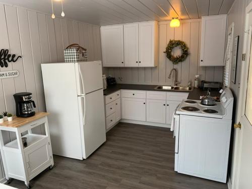 StrawberryCabin #6的厨房配有白色家电和白色冰箱