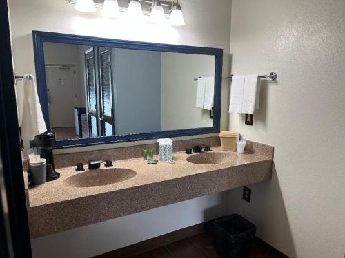 奥兰多奥兰治县国家高尔夫中心旅馆的一间带两个盥洗盆和大镜子的浴室