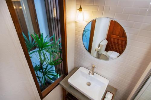 攀牙Phang Nga Origin Hotel的一间带水槽和镜子的浴室