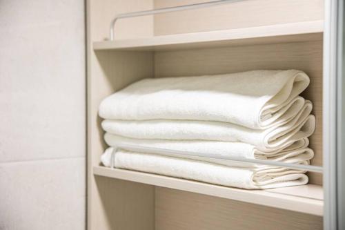 大田Sai的把一大堆毛巾堆在衣柜里