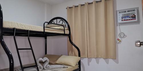 独鲁万CHATEAU DE CHLOE - 3 Bedroom Entire Apartment for Large Group的一间卧室设有两张双层床和窗帘