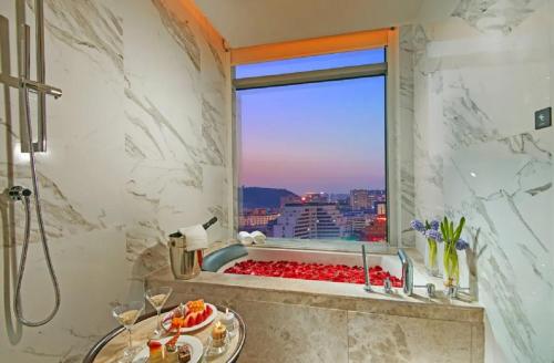 温岭温岭国际大酒店的带浴缸的浴室和窗户。