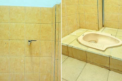 谏义里SPOT ON 92400 Dhaha Penginapan House Syariah的铺有瓷砖地板,设有带卫生间的浴室