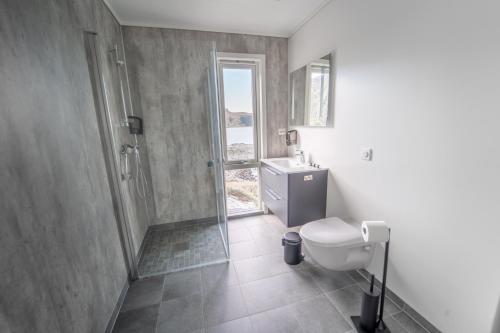 RundeRunde Panorama - Trollvogga的带淋浴、卫生间和盥洗盆的浴室
