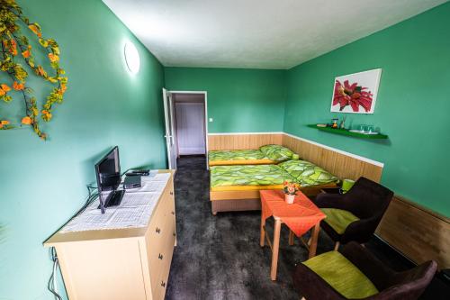 Dobřichovice乌图拉卡旅馆的小房间设有床、书桌和电脑