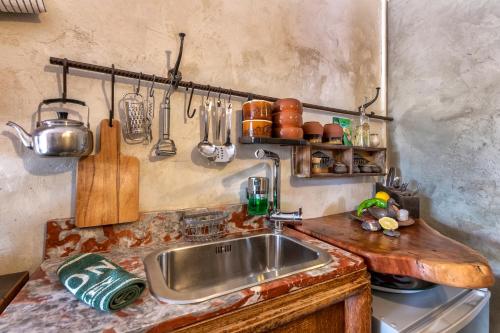 Sappirהבית החום בערבה יחידה זוגית的厨房配有水槽和台面