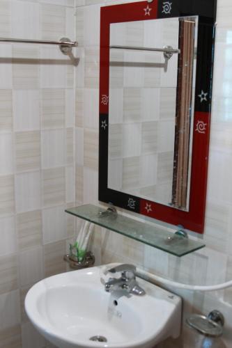 清化Biển Hải Tiến - Nhà nghỉ Ngân Khánh的一间带水槽和镜子的浴室