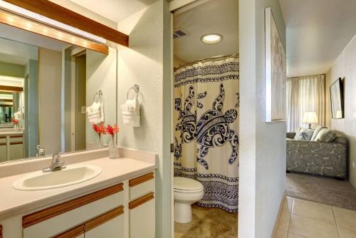 卡哈纳Paki Maui 313的一间带卫生间和水槽的浴室