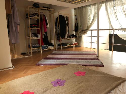 伊斯坦布尔• Beachside Flat Entrance Flat With Mezzanine Floor ~~ Asma Katlı Sahil Yanı Düz Giriş Daire •的一间房间,地板上铺着三块地毯,设有一个衣柜
