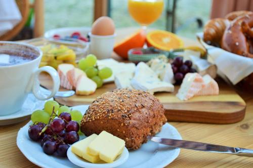 巴特法兴格Landhaus Riedl的一张桌子,上面放着一盘食物,上面放着奶酪和水果