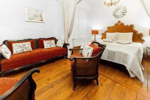 蒙特勒Medieval apartment Juliette的客厅配有床和沙发