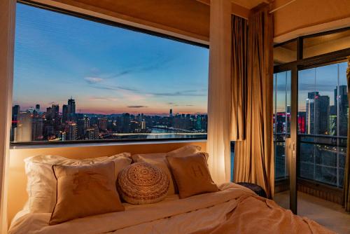 重庆重庆早安醉美江景民宿的一间卧室设有大窗户,享有城市景观