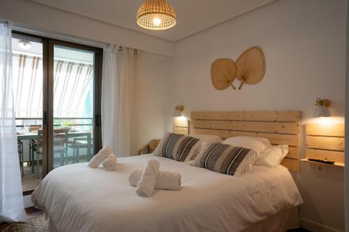 扎鲁亚斯MENDILAUTA的卧室配有带枕头的大型白色床