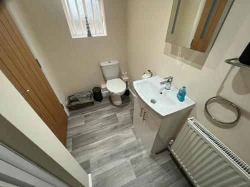 凯恩舍姆The Nest的浴室配有白色水槽和卫生间。