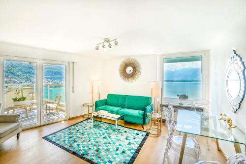 蒙特勒Montreux paradise top view的客厅配有绿色沙发和桌子