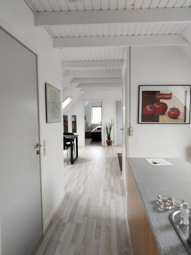 HammelRosengård的开放式走廊,设有厨房和用餐室