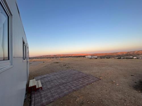 耶鲁姆קסיופאה חוויה במדבר的从房子的窗户欣赏沙漠景色
