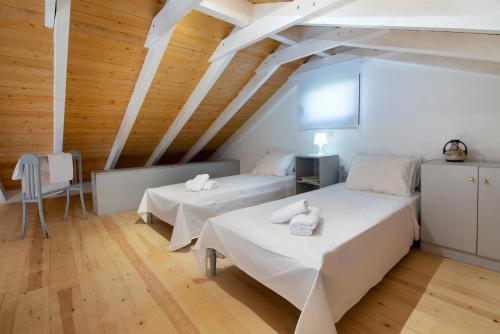 盖奥斯Vive Mar Paxos的配有木天花板的客房设有两张床。