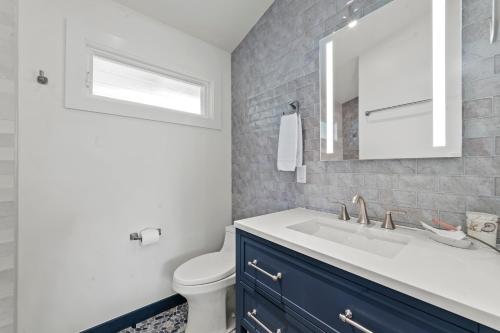 凯卢阿Lanikai Ohana Hale的浴室配有白色水槽和卫生间。
