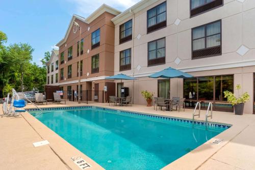 塔拉哈西Comfort Suites Tallahassee Downtown的大楼前的游泳池