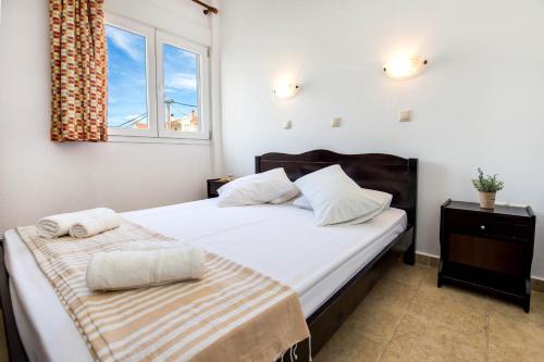 利迈纳里亚Apartments Ralitsa的一间卧室设有一张大床和一个窗户。