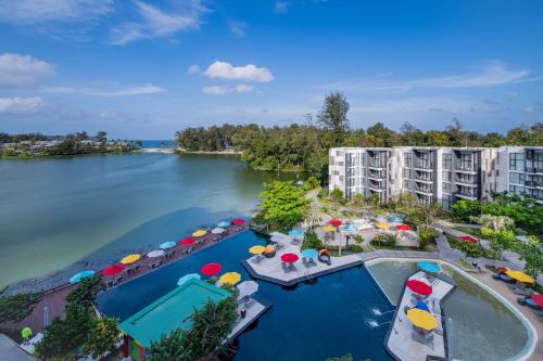 邦涛海滩Cassia Phuket的享有带遮阳伞的度假村游泳池的空中景致