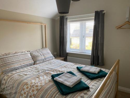 奥尔弗里顿Modern 2-Bed House and Parking Tibshelf Derbyshire的一间卧室配有一张带两个枕头的床
